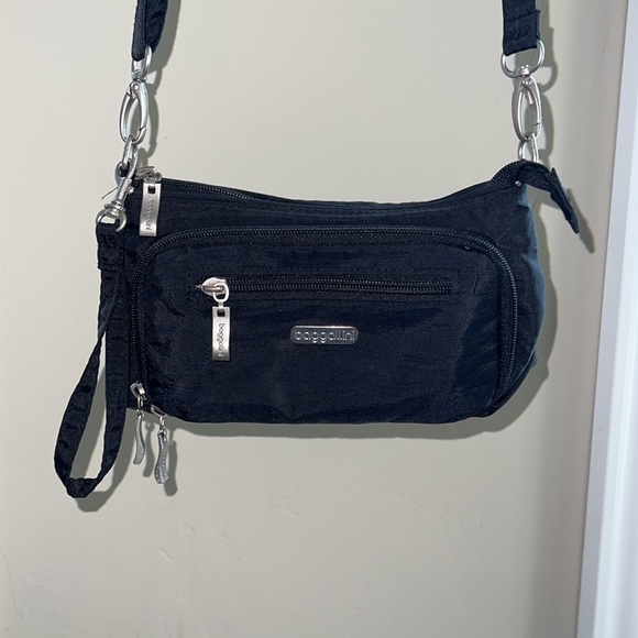 Baggallini crossbody / wristlet purse